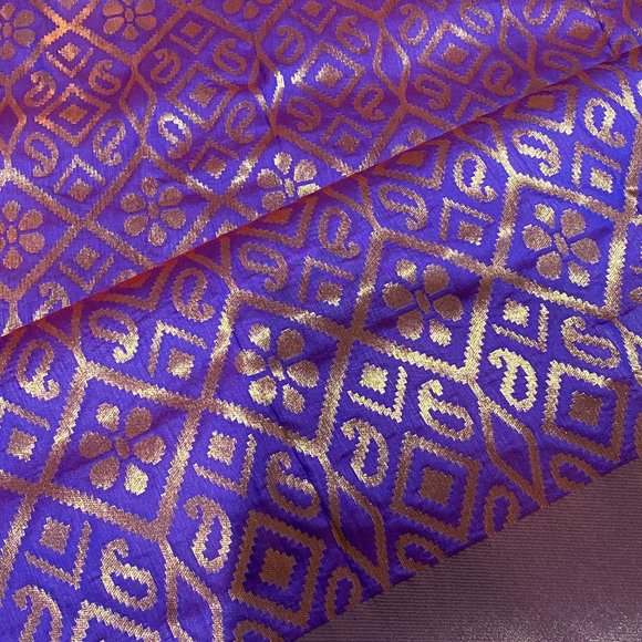 Banarasi silk sari in Purple ( dual toned) - Picture 2 of 10